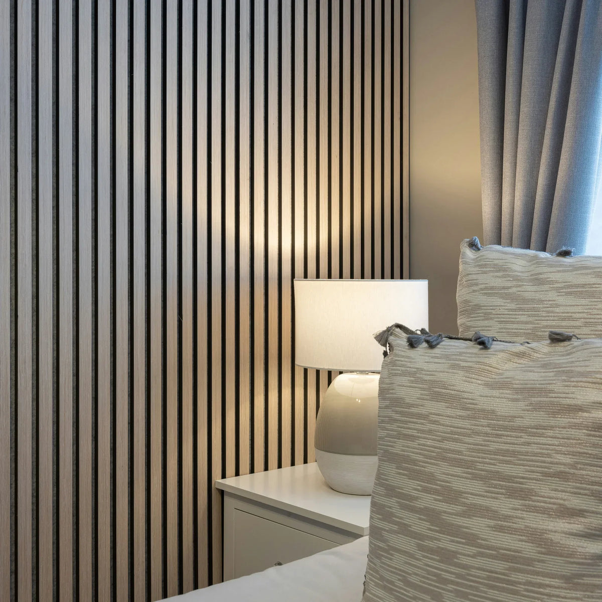 Acoustic slat wall in a modern bedroom